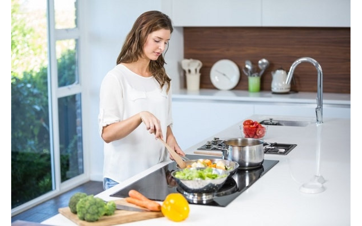 Sự thật chuyện d&ugrave;ng Bếp từ c&oacute; hại cho sức khỏe